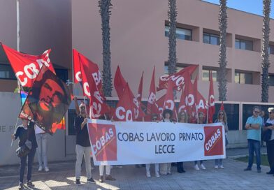Licenziamento collettivo di n.94 unità sit- in a Lecce in Viale Aldo Moro