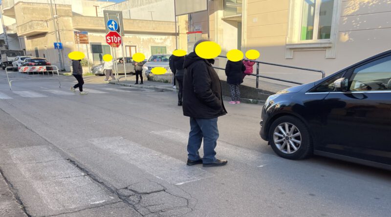 sicurezza stradale nei pressi Scuola Primaria Plesso di via San Cesario a Lequile.